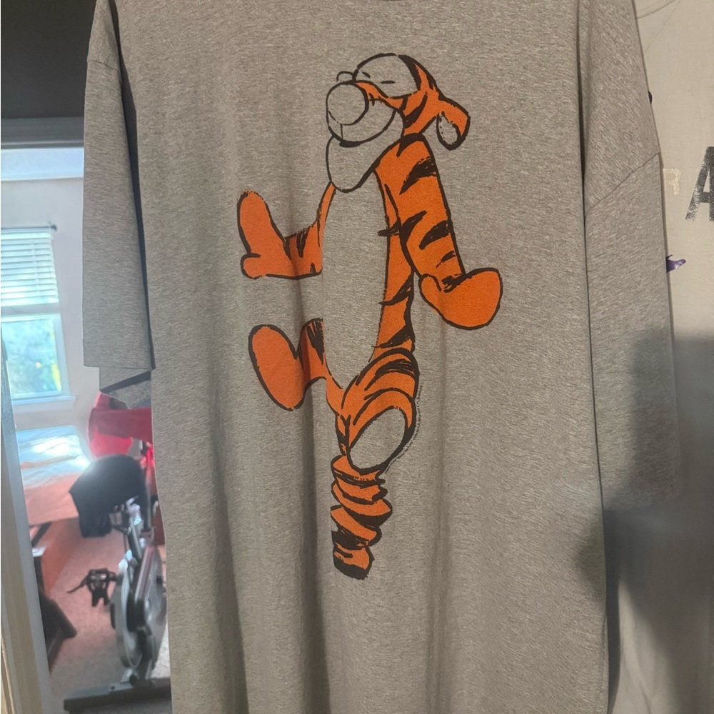 Disney Gray T-Shirt with Orange Tigger Design XXL Tall worn once and washed